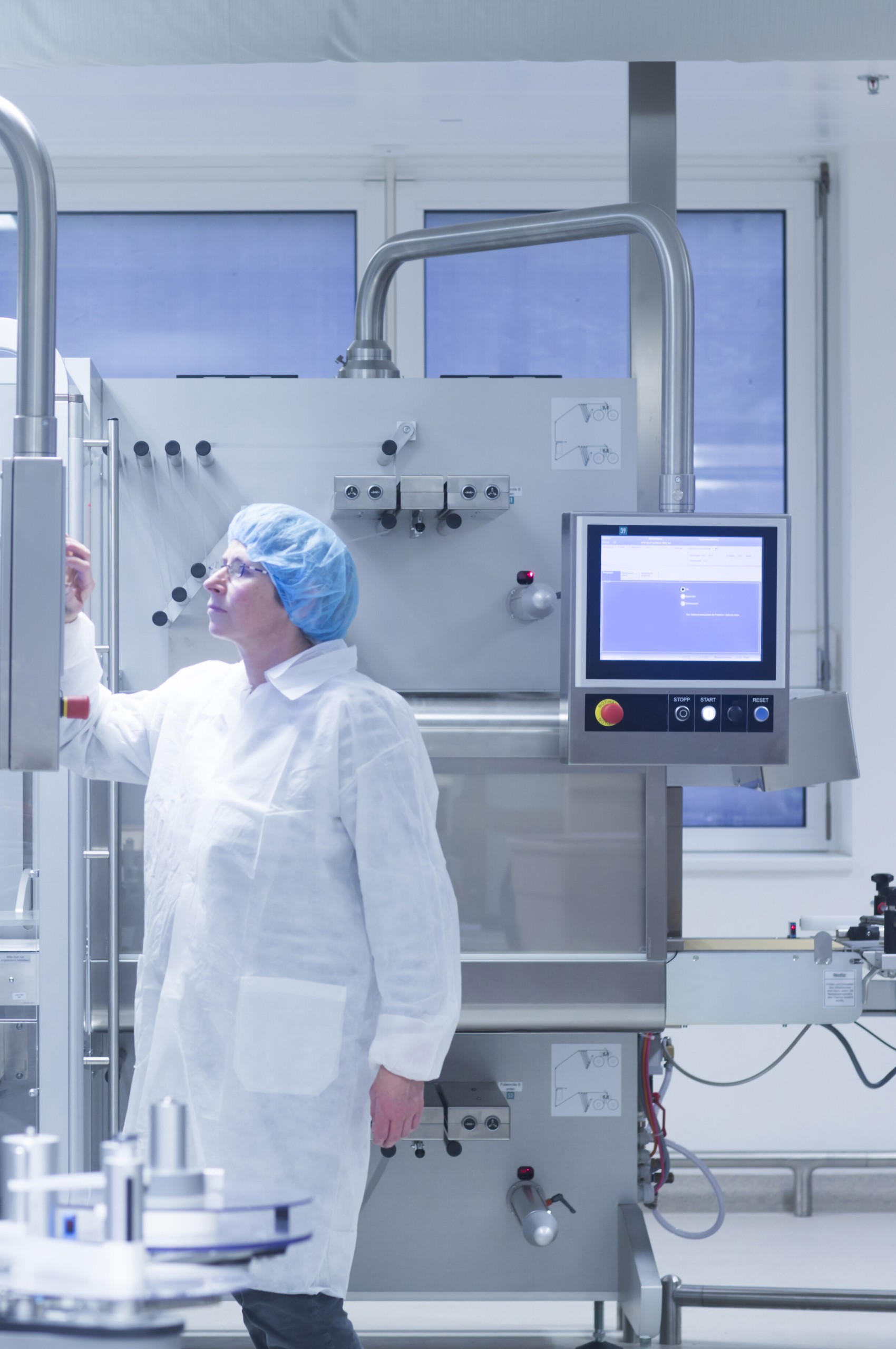 Pharmaceutical cleanroom with hazardous-area electrical systems