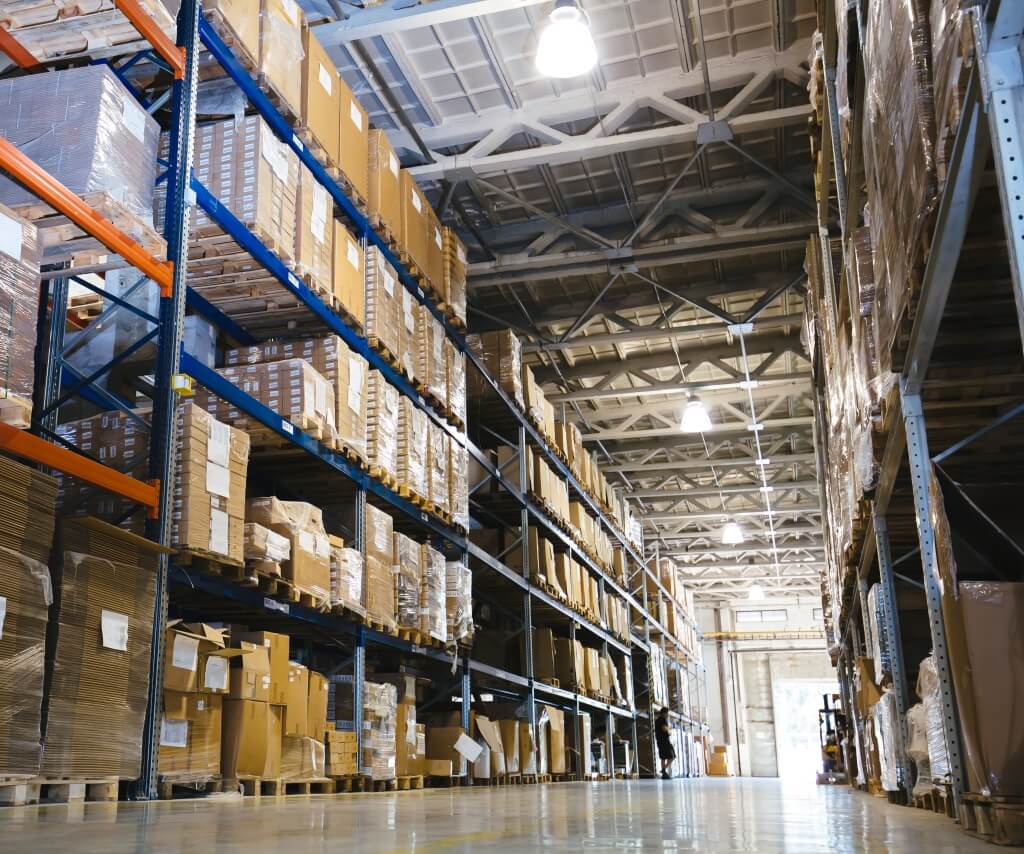 Racking aisle warehouse lighting, improved vertical illumination for picking and labels