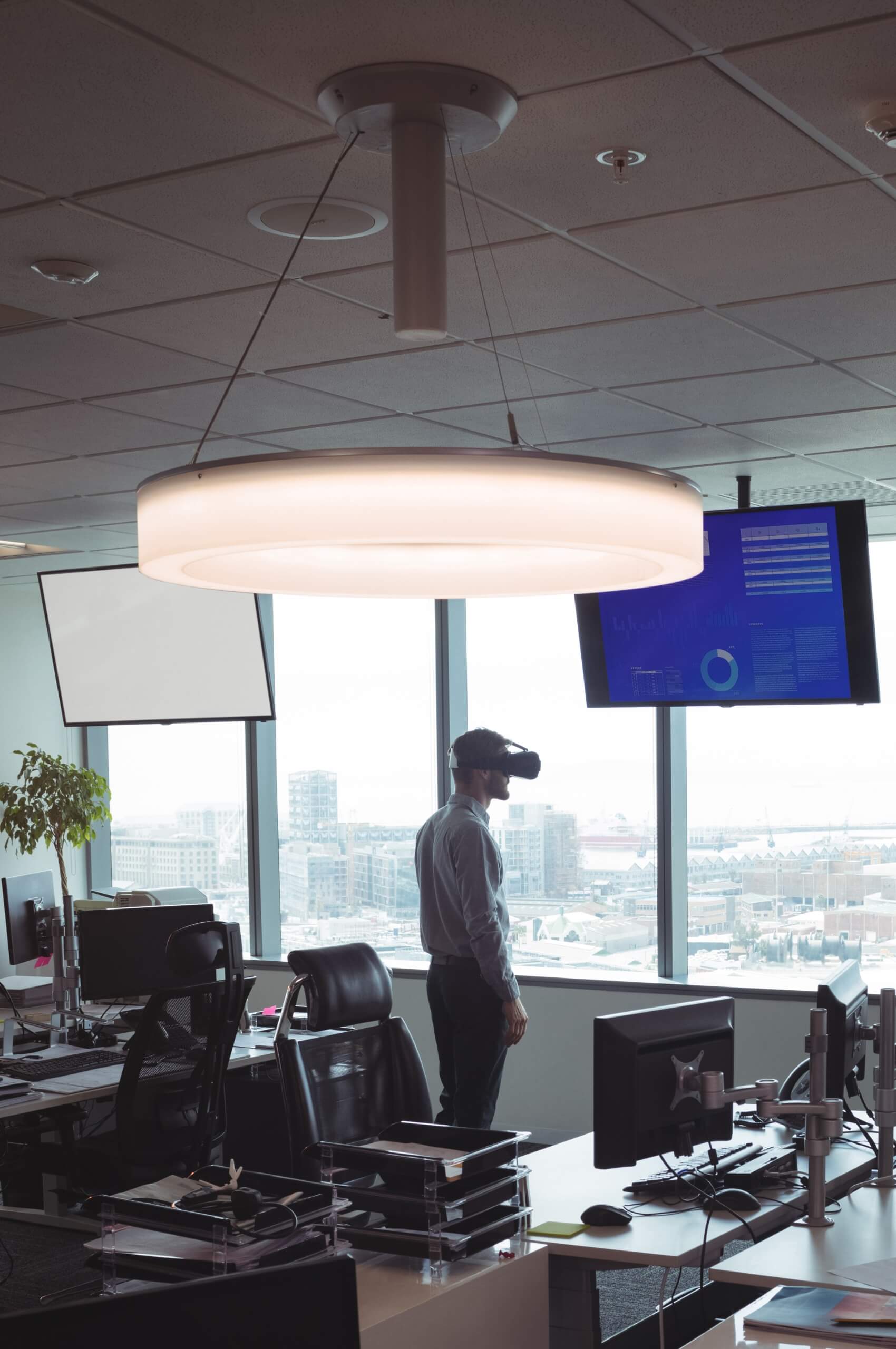 Smart office lighting with suspended LED fitting, suitable for daylight dimming and zoning